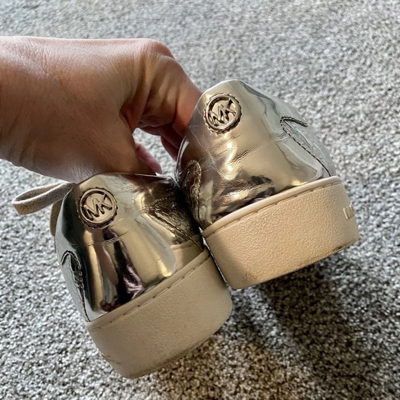 MICHAEL KORS Size 7 Silver Mirror Logo Print Lace Up Fashion Sneakers R $99 - Picture 3 of 14